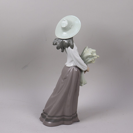 FIGURIN, Nao by Lladro, kvinna med kärve, Spanien. på auktion hos Markus Auktioner