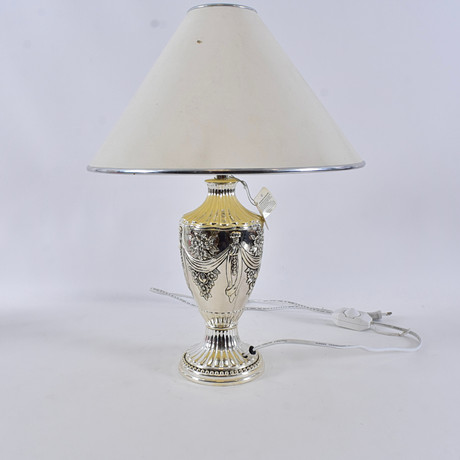 BORDSLAMPA, Nysilver, 1900-tal. på auktion hos Halmstads Auktionskammare