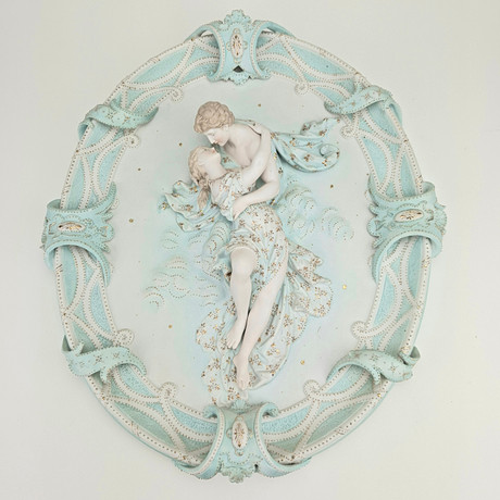 RELIEF, biskviporslin, 1900-tal. på auktion hos Auktionshuset Thörner & Ek