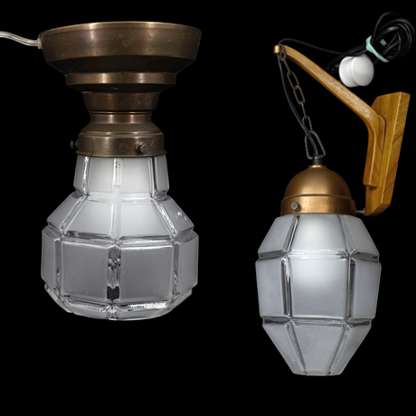 VÄGGLAMPA och TAKLAMPA, 2 delar, kupa av glas, takfäste av koppar, väggfäste av trä, 1900-tal. på auktion hos Höganäs Auktionsverk