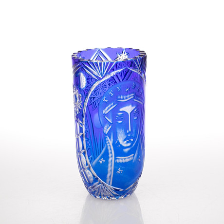 VAS, slipat blått glas, böhmisk kristall, 1900-tal. på auktion hos Garpenhus Auktioner