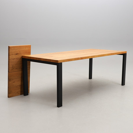 MATBORD, ek, "Holmborden" Artform Konsthantverk för Larsson Furniture. på auktion hos Crafoord Auktioner Malmö