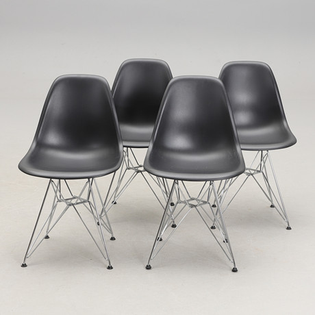 CHARLES & RAY EAMES. Stolar, "Eames Plastic Side Chair", 4 st., Vitra, etikettmärkta. på auktion hos Crafoord Auktioner Malmö