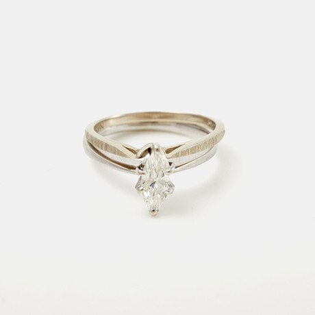 RINGAR, 2 st, 14 k vitguld, den ena ringen med 1 marquiseslipad diamant, ca 0,50 ct, kvalitet G-H(TW-W)/VS. på auktion hos Stockholms Auktionsverk Sickla