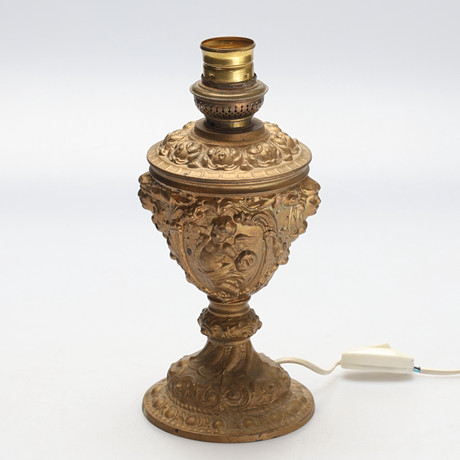 BORDSLAMPA, bronserad gjutgods, 1900-tal. på auktion hos Gomér & Andersson Jönköping