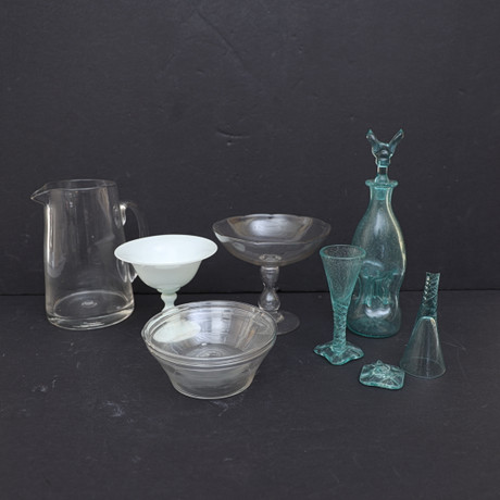 ANTIKT GLAS 7 delar, 1800-tal, karaff med snapsglas, tillbringare, filbunkskålar med mera. på auktion hos Falun Auktionsbyrå