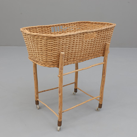 BARNSÄNG/BABYKORG, 1900-talets mitten del. på auktion hos Södermanlands Auktionsverk