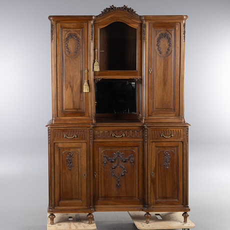 SKÅP, 2-delat, blandstil, 1900-talets första hälft. på auktion hos Stockholms Auktionsverk Helsingborg