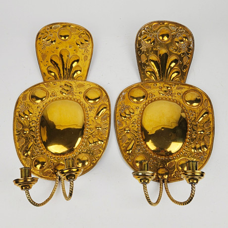 LJUSPLÅTAR, för 2 ljus, ett par, mässing, barockstil, 1900-talets första hälft. på auktion hos Auktionshuset Thörner & Ek