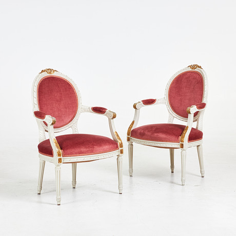 KARMSTOLAR, ett par, gustaviansk stil, 1900-tal. på auktion hos Stockholms Auktionsverk Sickla