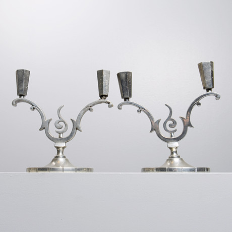 FOLKE ARSTRÖM. Ljusstakar, 2 st, tenn, Edlunds Silverfabrik, 1931. på auktion hos Formstad Auktioner