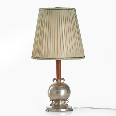 BORDSLAMPA, 1930-tal. Fot i tenn, otydligt stämpelmärkt. Plisserad textilskärm. Art Deco. på auktion hos Crafoord Auktioner Stockholm