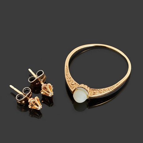 RING & ÖRHÄNGEN, ett par, 18k guld, ring med imitationspärla, örhängen med diamanter totalt ca 0.02ct. på auktion hos Crafoord Auktioner Stockholm