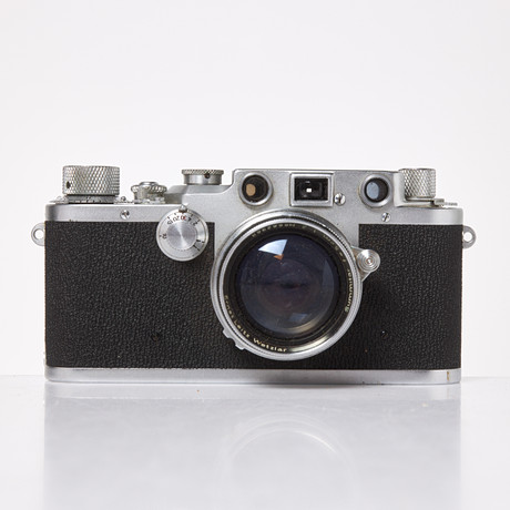 LEICA. Kamerahus, Leica IIIc, 1948-492 st objektiv 50 mm och 135 mm, blixt medföljer, samt manualer. på auktion hos Stockholms Auktionsverk Sickla