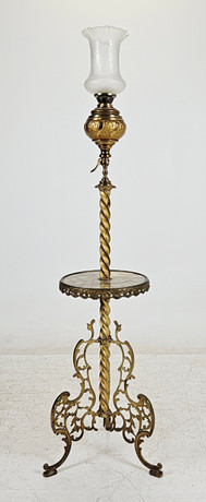 GOLVFOTOGENLAMPA, gulmetall och sten, omkring år 1900. på auktion hos Auktionshuset Thörner & Ek