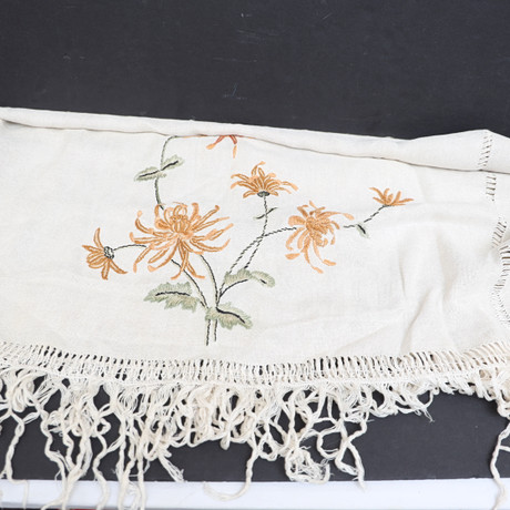 DUK, jugend, tidigt 1900-tal, med broderad dekor och knuten frans samt hålsöm. på auktion hos Falun Auktionsbyrå