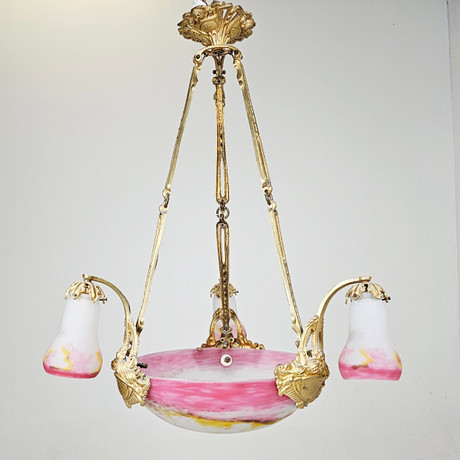 MULLER FRÈRES. Taklampa, mässing och glas, Art nouveau, Lunéville, Frankrike, höjd ca. 80 cm. på auktion hos Auktionshuset Thörner & Ek