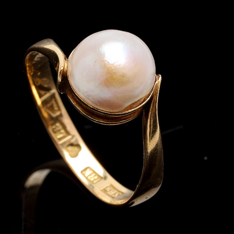 RING, 18 K guld. Med odlad pärla. Severin Blomgrens Guldsmedsaffär, Åhus, 1937. Vikt ca 2,9 gram. på auktion hos Crafoord Auktioner Malmö