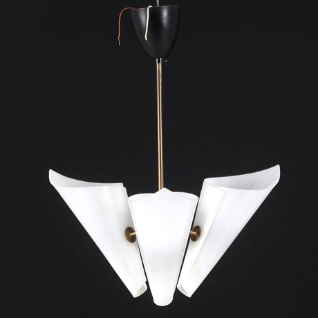 TAKLAMPA, plexi, mässing, 1960-tal. på auktion hos Stadsauktion Sundsvall