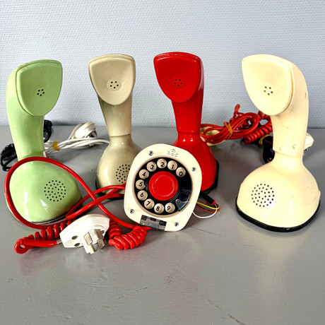 LM ERICSON, telefoner, 4 st, "Kobratelefon/ Ericofon", design Ralph Lysell/ Gösta Thames för LM Ericson, produ på auktion hos Skandia Auktion