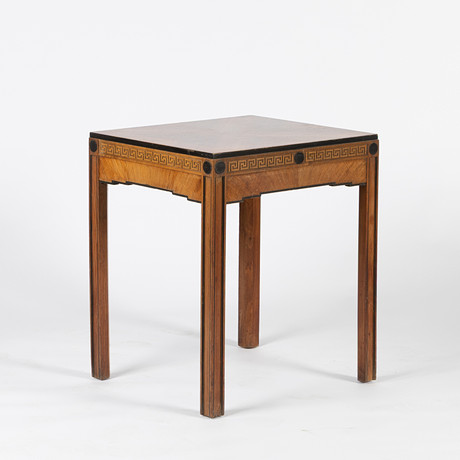 SWEDISH GRACE. Soffbord, fanérat med skuren klassicerande dekor i form av meanderbård, Sverige 1920-tal. på auktion hos Stockholms Auktionsverk Helsingborg