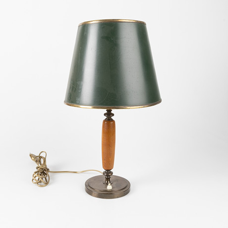 HARALD NOTINI. Bordslampa, modell 15558, mässing med pelare av polerad mahogny, grönlackerad justerbar skärm i på auktion hos Stockholms Auktionsverk Helsingborg