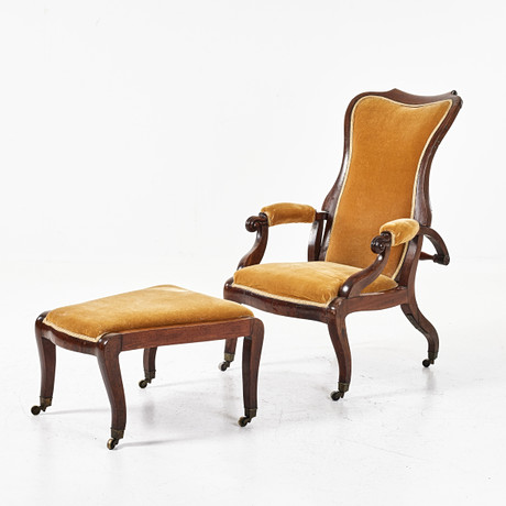 FÅTÖLJ med FOTPALL, England, 1800-talets mitt. på auktion hos Stockholms Auktionsverk Magasin 5