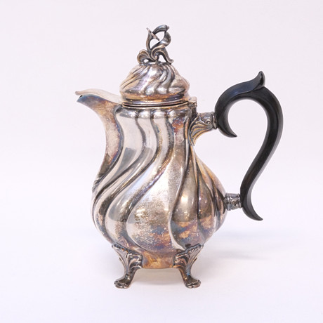 KANNA, SILVER, ROKOKOSTIL, C.G. HALLBERG, STOCKHOLM 1948. på auktion hos Björnssons Auktionskammare