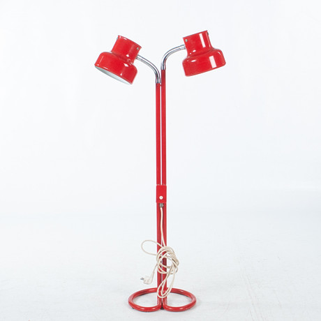ANDERS PEHRSON. Golvlampa, "Bumling", röd lackerad metall, Ateljé Lyktan, Åhus, 1970-tal. på auktion hos Laholms Auktionskammare