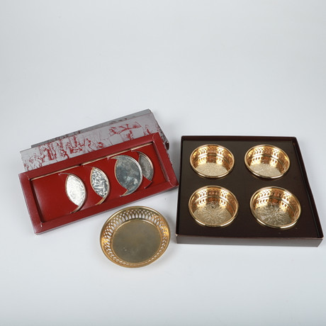 COASTERS/UNDERLÄGG, 13 stycken, metall, bl. a. Scandia silver. på auktion hos Helsingborgs Auktionskammare