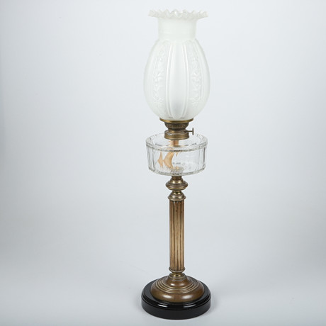 BORDSFOTOGENLAMPA, metall/glas på keramikfot, 1900-tal. på auktion hos Helsingborgs Auktionskammare
