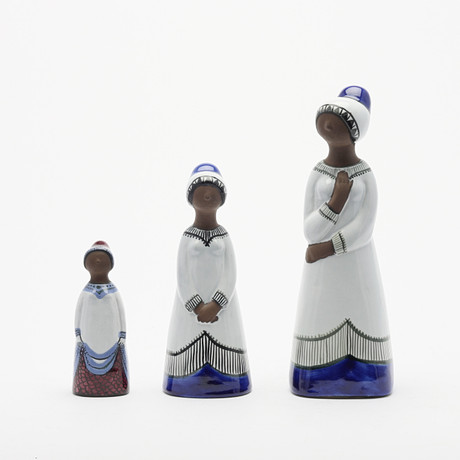 MARIE SIMMULSON (1911-2000). Figuriner, 3 stycken, delvis glaserat lergods, för Uppsala-Ekeby. på auktion hos Uppsala Auktionskammare