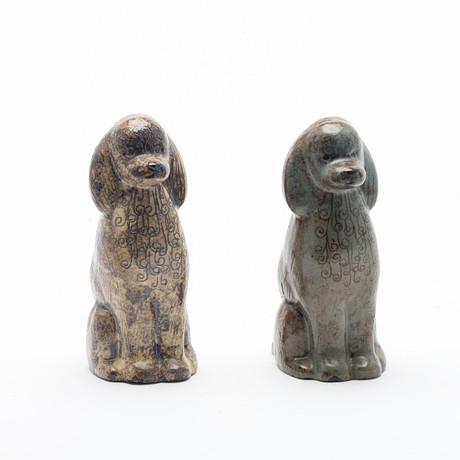 MARI SIMMULSON. Figuriner, 2 stycken, i form av pudlar, glaserad keramik, Uppsala-Ekeby, 1960-tal. på auktion hos Uppsala Auktionskammare