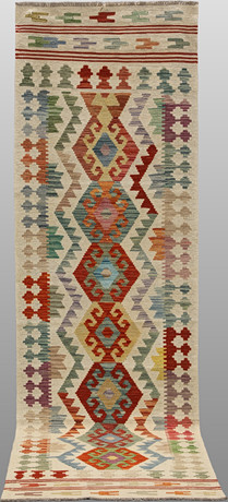 ORIENTMATTA. Kelim klassisk design, gallerimodell, 297 x 84 cm. på auktion hos Gomér & Andersson Linköping