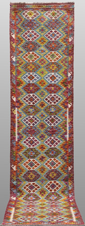 ORIENTMATTA. Kelim klassisk design, gallerimodell, 385 x 80 cm. på auktion hos Gomér & Andersson Linköping