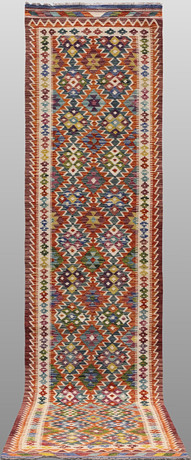 ORIENTMATTA. Kelim klassisk design, gallerimodell, 390 x 85 cm. på auktion hos Gomér & Andersson Linköping