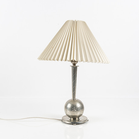 CELESTINE ANDERSSON. Bordslampa, tenn, Swedish Grace, 1930. på auktion hos Stockholms Auktionsverk Helsingborg