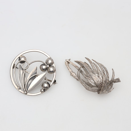 BROSCHER, 2 stycken, silver, vikt ca 19 gram. på auktion hos Borås Auktionshall