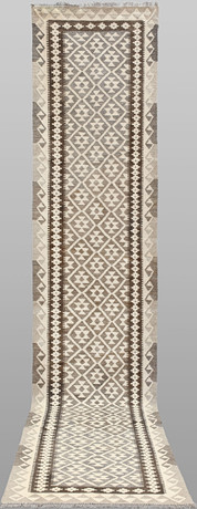 ORIENTMATTA. Kelim naturfärgad gallerimodell, 395 x 82 cm. på auktion hos Gomér & Andersson Linköping