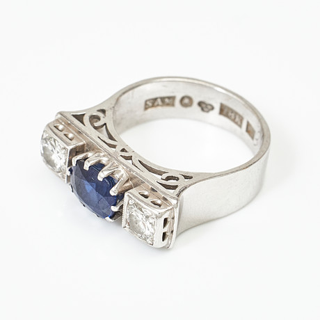 RING, 18 k vitguld, oval fasettslipad syntetisk safir, 2 briljanter ca 0,12 ct/st, Alströms Guld & Silversmedj på auktion hos Stockholms Auktionsverk Magasin 5