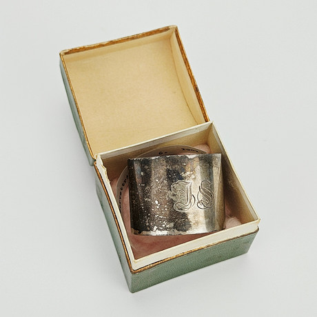 SERVETTRING, i originalask, silver, Sa. Pettersson, Linköping 1901, vikt ca. på auktion hos Auktionshuset Thörner & Ek