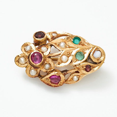 BROSCH, 18 k guld, i form av en blomma, dekor med ädelstenar bl a granaterm samt orientpärlor, 1800-talets sen på auktion hos Stockholms Auktionsverk Magasin 5
