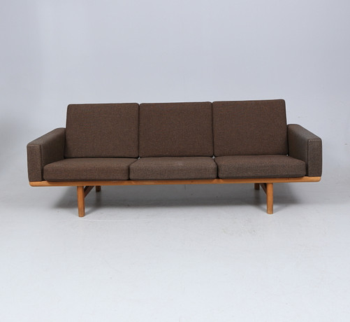 HANS J WEGNER. Soffa, modell GE-235, Getama, Danmark. på auktion hos Gomér & Andersson Linköping