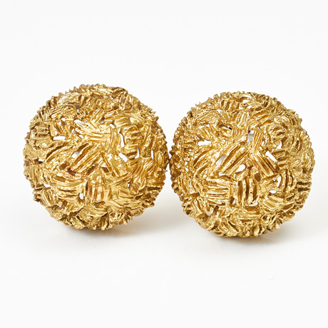 ÖRHÄNGEN, 1 par, 18 k guld, bombémodell med strukturerade ytor, troligen Schweiz, 1970-tal, stift med clipsbak på auktion hos Stockholms Auktionsverk Magasin 5