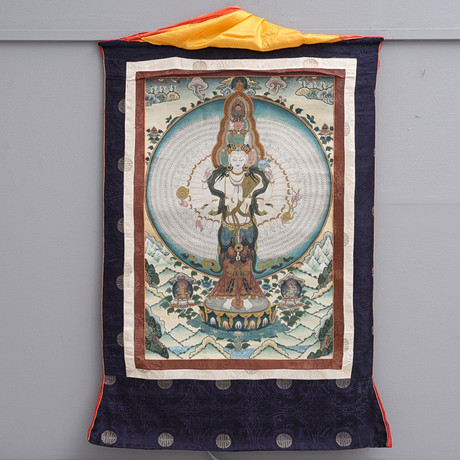 EN THANGKA FÖRESTÄLLANDE DEN TUSENARMADE AVALOKITESVARA, Tibet, 1950/60-TAL. på auktion hos Crafoord Auktioner Lund