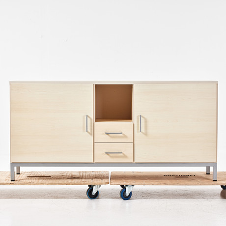 BOCONCEPT, skänk, 2000-talets början, fanerad i lönn, 2 lådor, hyllplan samt skåpsdörrar med hyllinredning. på auktion hos Stockholms Auktionsverk Magasin 5
