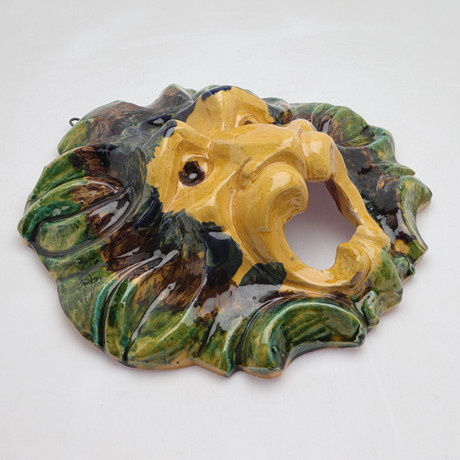 OIDENTIFIERAD KONSTNÄR, Maskaron/ Väggskulptur, glaserat lergods, lejon, signerad, 1900-tal. på auktion hos Gomér & Andersson Norrköping