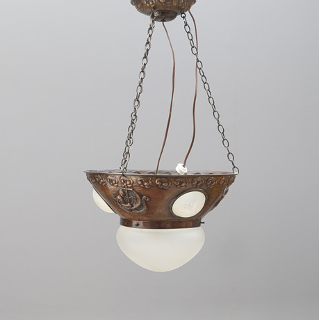 TAKLAMPA, glas/koppar. jugendstil. på auktion hos Kalmar Auktionsverk