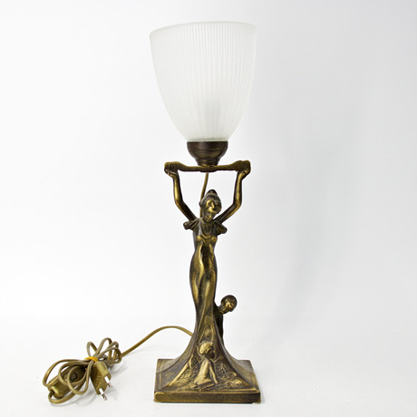 BORDSLAMPA, Art déco stil, mässing, frostat glas med räfflad dekor, sent 1900-tal. på auktion hos Höganäs Auktionsverk