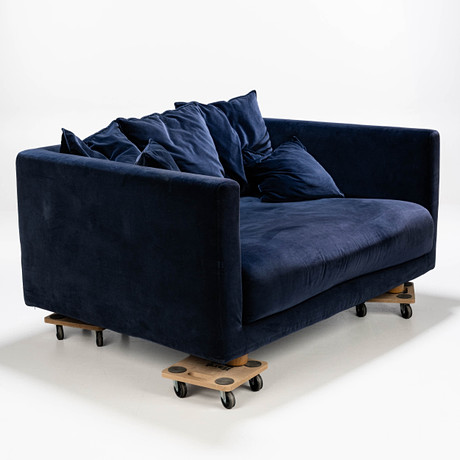 OLA WHILBORG. SOFFA,3-sits "Stockholm 2017 " IKEA, ek, mörkblå. på auktion hos Norrlands Auktionsverk